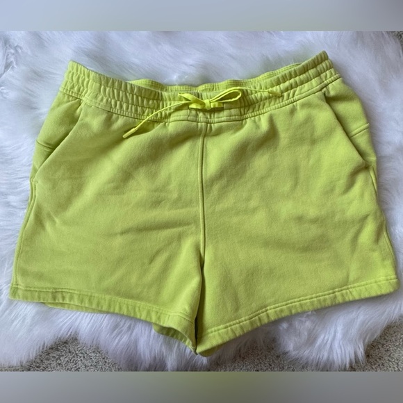 Lululemon Loungeful Size 14 High-Rise Short 4"
In Electric Lemon - Picture 3 of 7